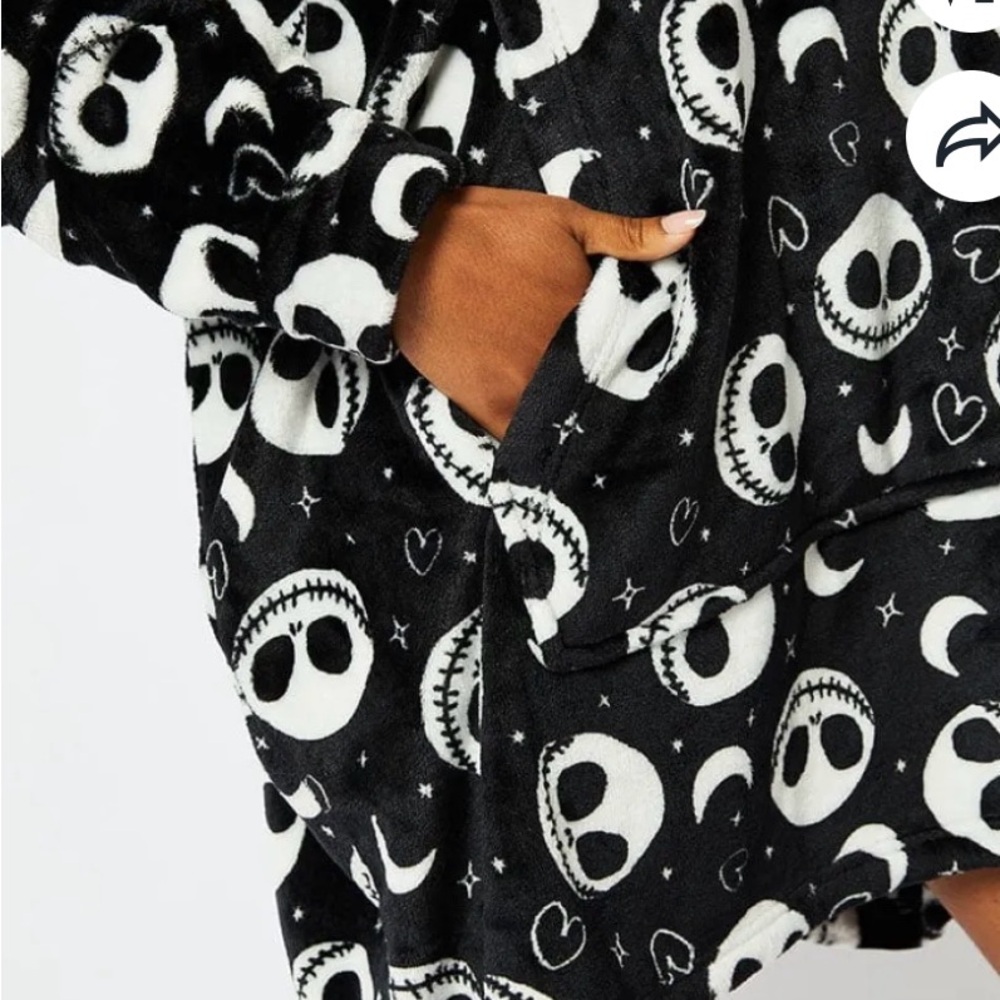 Nightmare Before Christmas black/white blanket hoodie. NEW WITH TAGS - Picture 3 of 7